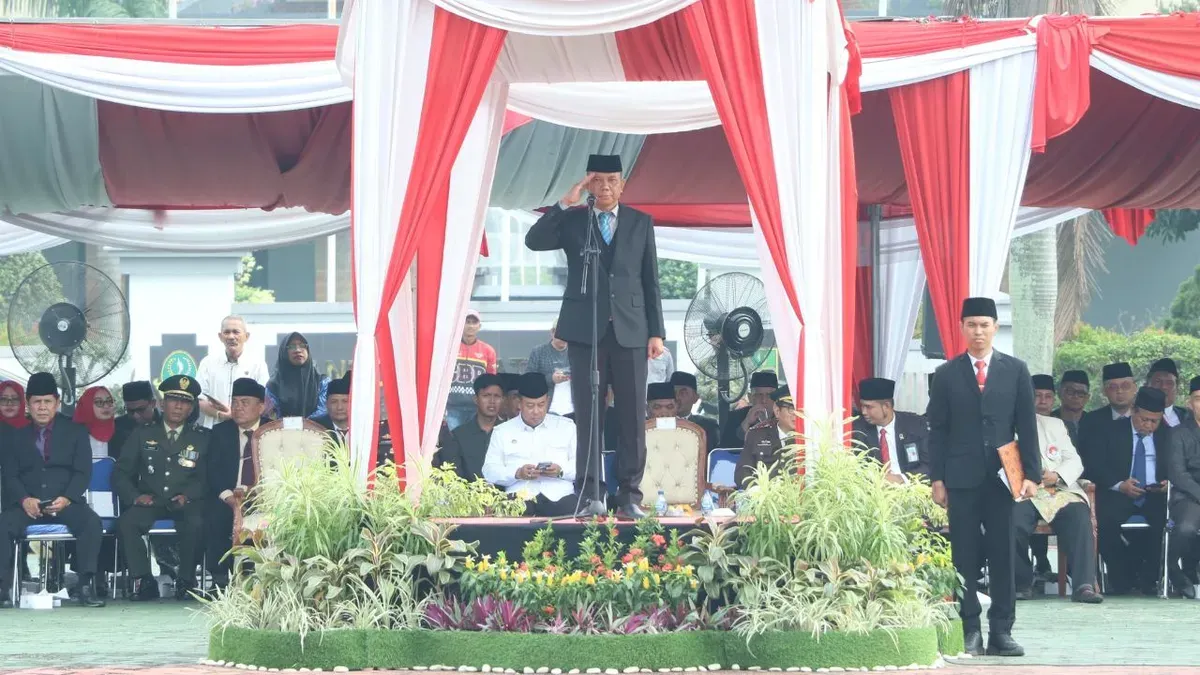 Sekda Kabupaten Bekasi, Endin Samsudin memimpin upacara Hari Kebangkitan Nasional ke-118 di Plaza Pemkab Bekasi Cikarang Pusat, Rabu, 20 Mei 2026. (Sumber: Dok. Pemkab Bekasi)