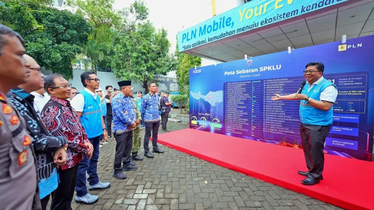 Manager PLN UP3 Tanjung Priok, Hanfi Adrhean Abidin menjelaskan peta sebaran SPKLU di wilayah Jakarta Utara kepada para tamu undangan dalam rangkaian kegiatan peresmian SPKLU di Tanjung Priok. (Sumber: Dok. PLN UID Jakarta Raya)