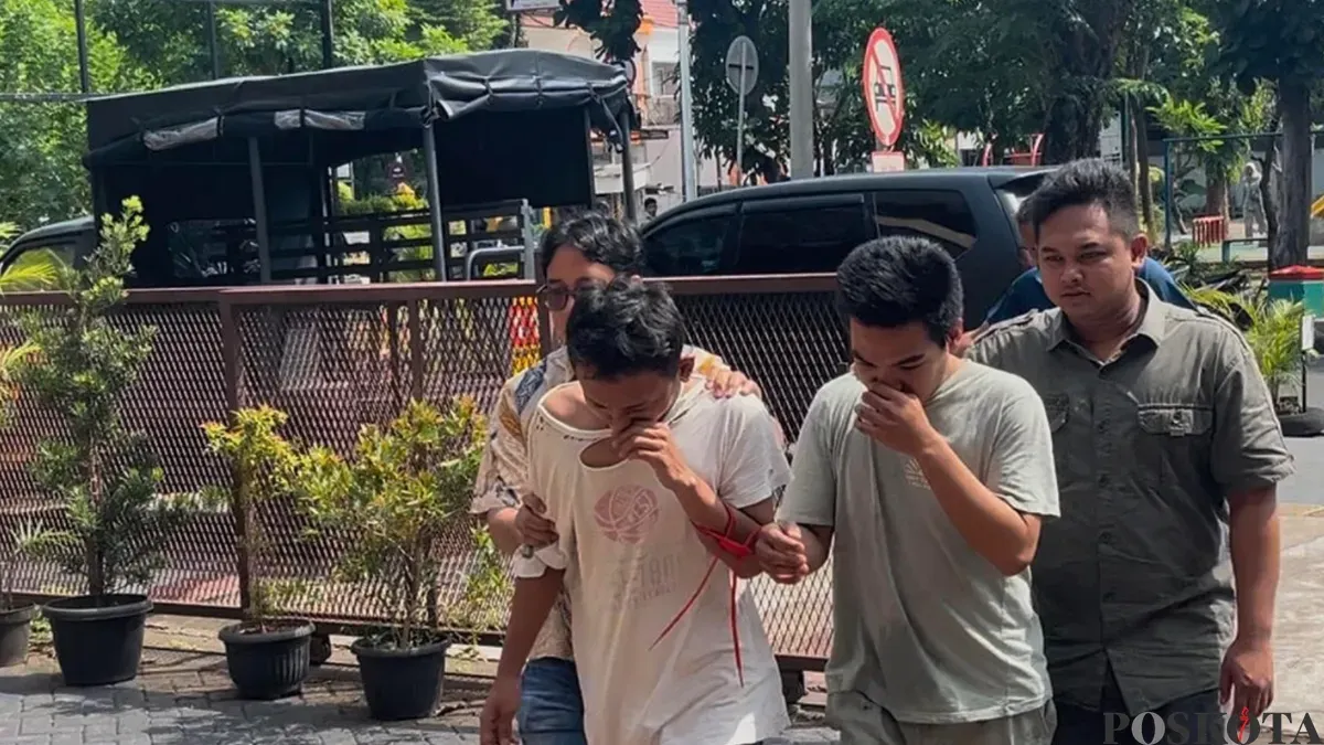 Pelaku jambret yang ditangkap unit Reskrim Polsek Kebon Jeruk, saat ditampilkan dalam konpers, Jumat, 22 Mei 2026. (Sumber: Poskota/ Pandi Ramedhan)