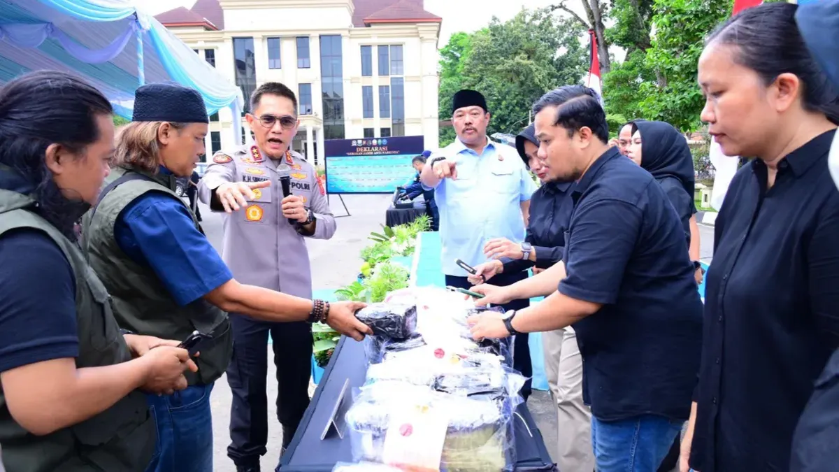 Polda Jambi memusnahkan puluhan kilogram narkotika hasil pengungkapan kasus dalam kegiatan yang digelar di Lapangan Mapolda Jambi, Kamis, 21 Mei 2026. (Sumber: Polda Jambi)