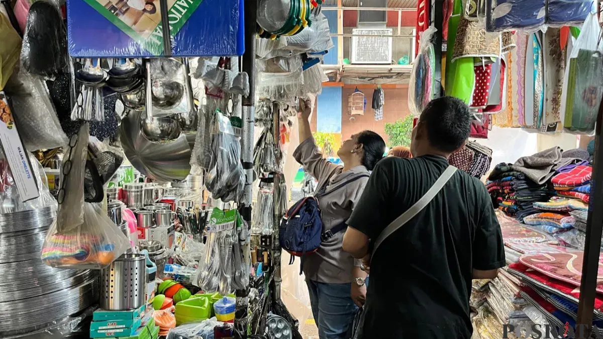 Ari pemilik toko perabotan Sendi Makmur saat melayani pelanggan yang akan membeli barang dagangannya, Pasar Jatinegara, Jakarta Timur, Jumat, 22 Mei 2026. (Sumber: Poskota/M. Tegar Jihad)