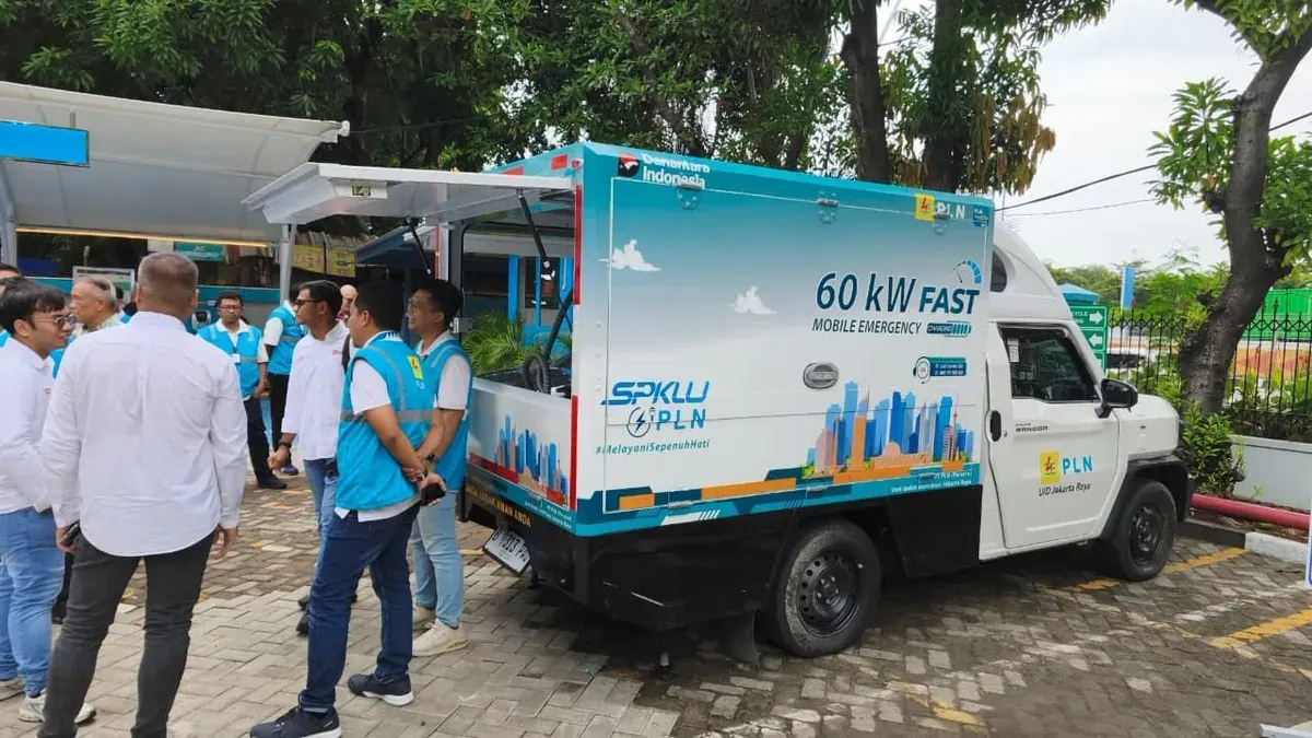 SPKLU Mobile Emergency 60 kW Fast Charging hasil kolaborasi PLN UID Jakarta Raya dan PLN Pusharlis dihadirkan sebagai solusi pengisian daya darurat yang fleksibel dan bergerak. (Sumber: Dok. PLN UID Jakarta Raya)