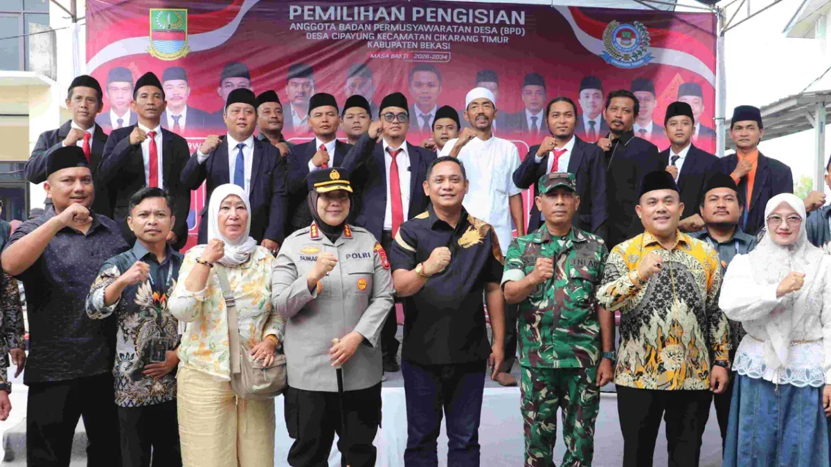 Plt Bupati Bekasi, Asep Surya Atmaja melakukan monitoring langsung pelaksanaan pemilihan Calon Badan Permusyawaratan Desa (BPD) 2026 pada Sabtu, 23 Mei 2026. (Sumber: Refki Maulana/NEWSROOM DISKOMINFOSANTIK.)