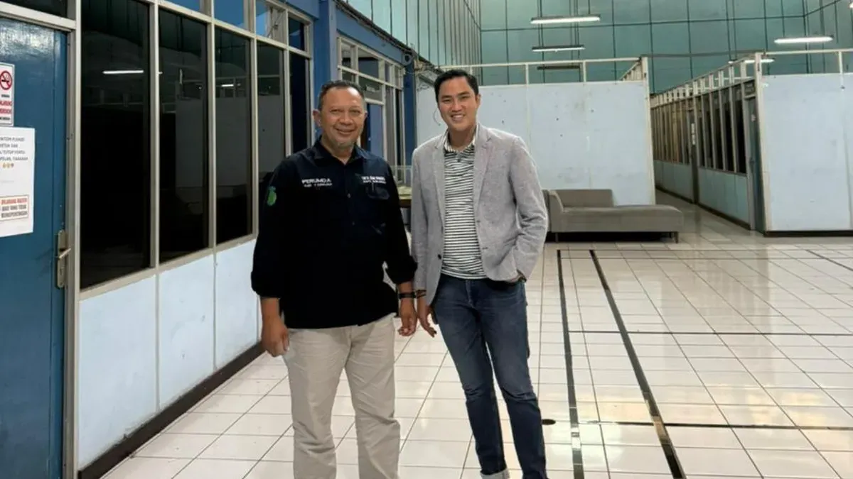 Anggota DPRD Jabar Abdul Karim (kanan) dan manager operasional Perumda Tirta Bumi Wibawa Kota Sukabumi saat memonitoring kesiapan ketersediaan air bersih menghadapi musim kemarau. (Sumber: Dok. Istimewa)