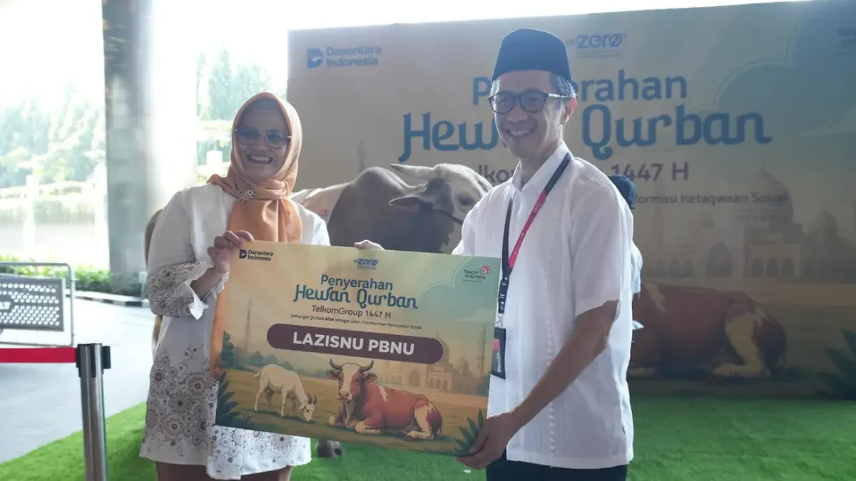 Direktur Utama Telkom Dian Siswarini didampingi Direktur Human Capital Management Telkom Willy Saelan pada kegiatan seremonial penyerahan hewan kurban di Vertical Garden Telkom Hub, Jumat, 22 Mei 2026. (Sumber: Istimewa)