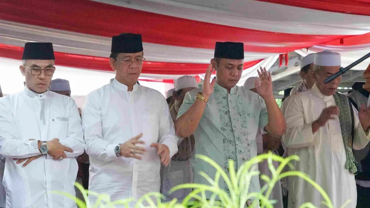 Plt. Bupati Bekasi, Asep Surya Atmaja menunaikan Sholat Idul Adha 1447 Hijriah di Mushola Manhajul Istiqomah, Kampung Serang, RT 02/RW 06, Desa Taman Rahayu, Kecamatan Setu, Rabu, 27 Mei 2026. (Sumber: Dok. Pemkab Bekasi)