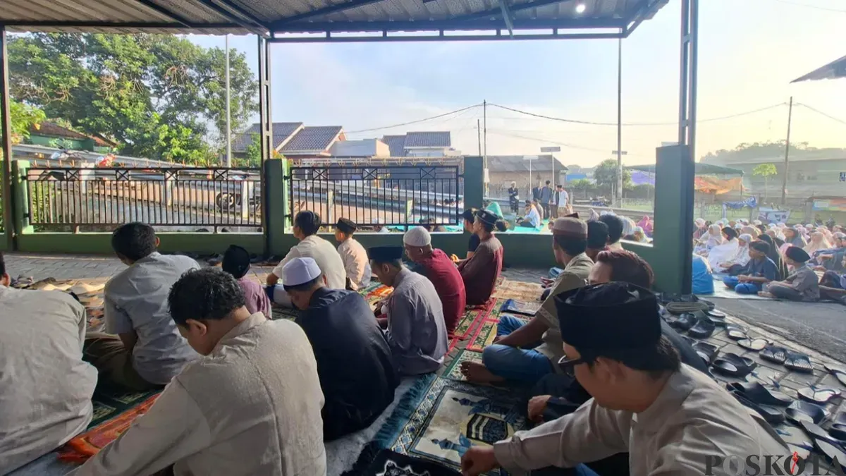 Antusias para jemaah dalam pelaksanaan sholat Iduladha 1447 Hijriah di Musalah Al-A'raaf Pamulang, Tangsel, sampai menutup sementara jalan flyover. (Sumber: Poskota/ Angga)
