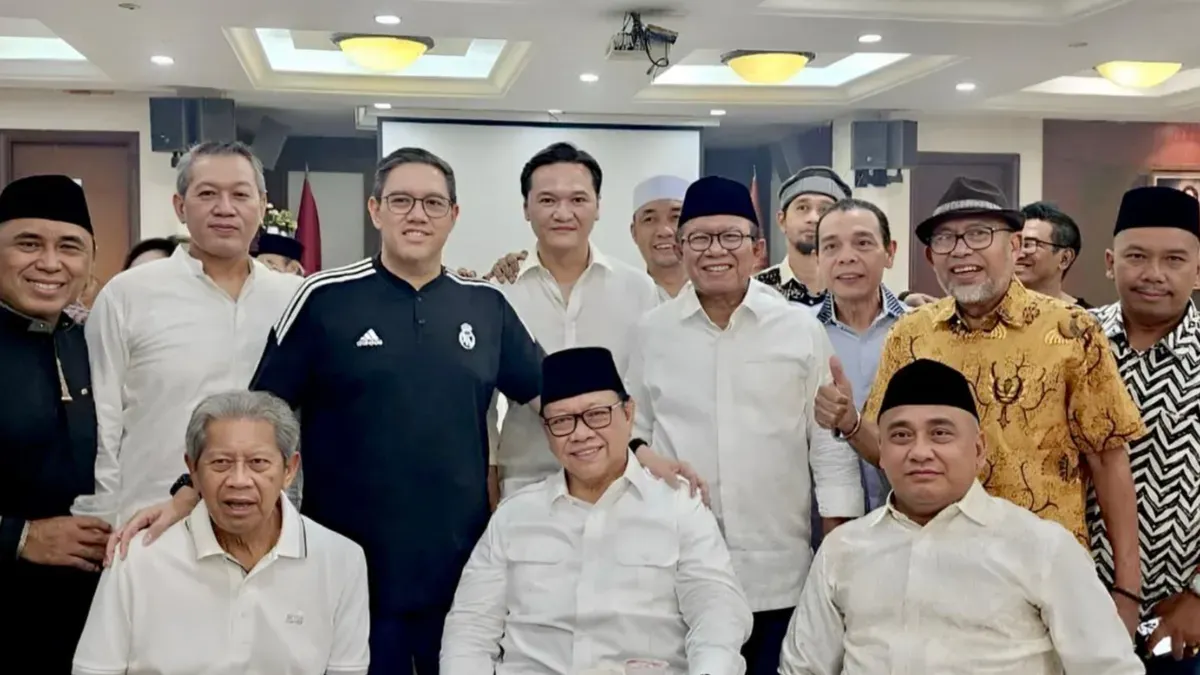 Tokoh senior Partai Golkar sekaligus Ketua Majelis Pertimbangan PPK Kosgoro 1957, Agung Laksono (tengah) bersama beberapa tokoh saat menggelar silaturahmi Iduladha di Cipinang, Jakarta Timur, Rabu, 27 Mei 2026. (Sumber: Istimewa)