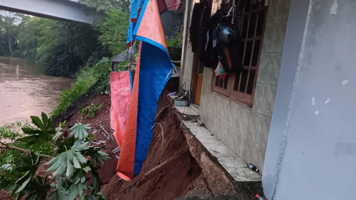 Kondisi rumah posisi belakang rumah sudah dalam keadaan menggantung karena longsor akibat hujan deras. (Sumber: Istimewa)