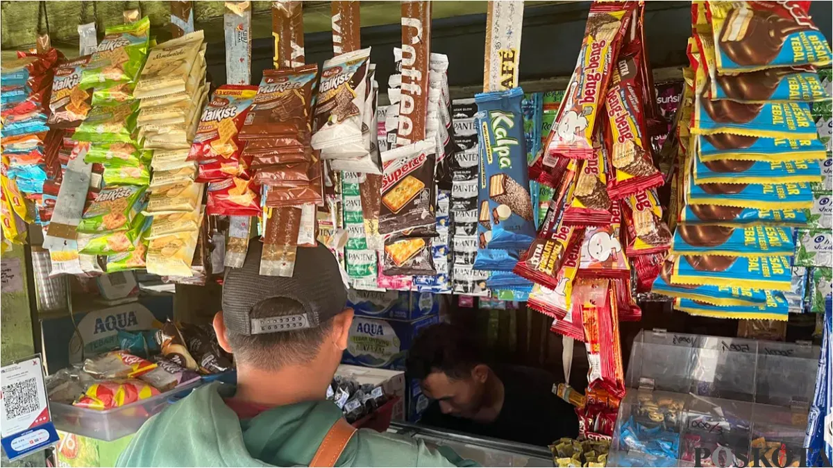 Udin, 47 tahun, pemilik Warung Madura di Jalan Duri Raya, Kebon Jeruk, Jakarta Barat, tengah melayani pembeli, Kamis, 28 Mei 2026. (Sumber: Poskota/Pandi Ramedhan)