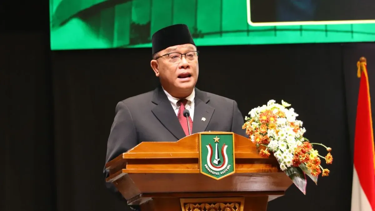 Pembekalan bagi wisudawan oleh Drs. Moh. Jumhur Hidayat, M. Si Menteri Lingkungan Hidup Republik Indonesia, pada Wisuda Unas, di JICC Senayan, Minggu, 31 Mei 2026. (Sumber: Dok. Istimewa)