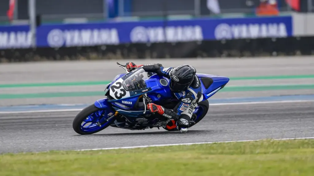 Rider 13 Tahun Indonesia Unjuk Gigi di Yamaha R3 BLU CRU Asia-Pacific ...