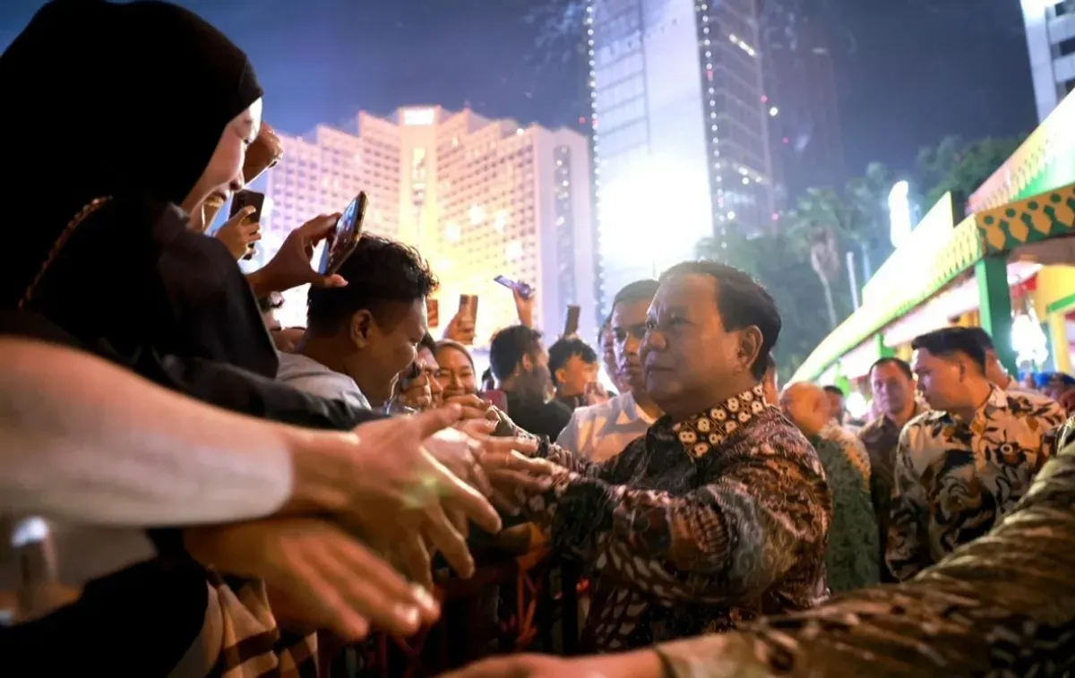 Presiden Prabowo Subianto menyapa ribuan warga yang merayakan momen pergantian tahun di kawasan Bunderan Hotel Indonesia. (Sumber: Instagram @prabowo)