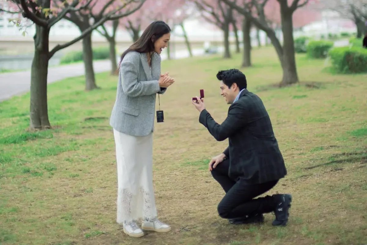 Luna Maya dilamar Maxime Bouttier saat berada di Tokyo, Jepang. (Sumber: Instagram/@lunamaya)