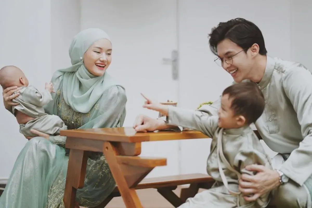 Rey Mbayang dan Dinda Hauw sekeluarga mengenakan busana bernuansa sage saat Lebaran 2023. (Sumber: Instagram/@rey_mbayang)