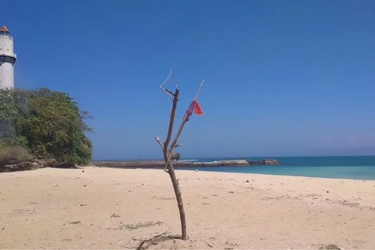 Contoh prompt dan cara edit foto lagi liburan di pantai pakai Gemini AI (Sumber: YouTube/Lamhotma Channel)