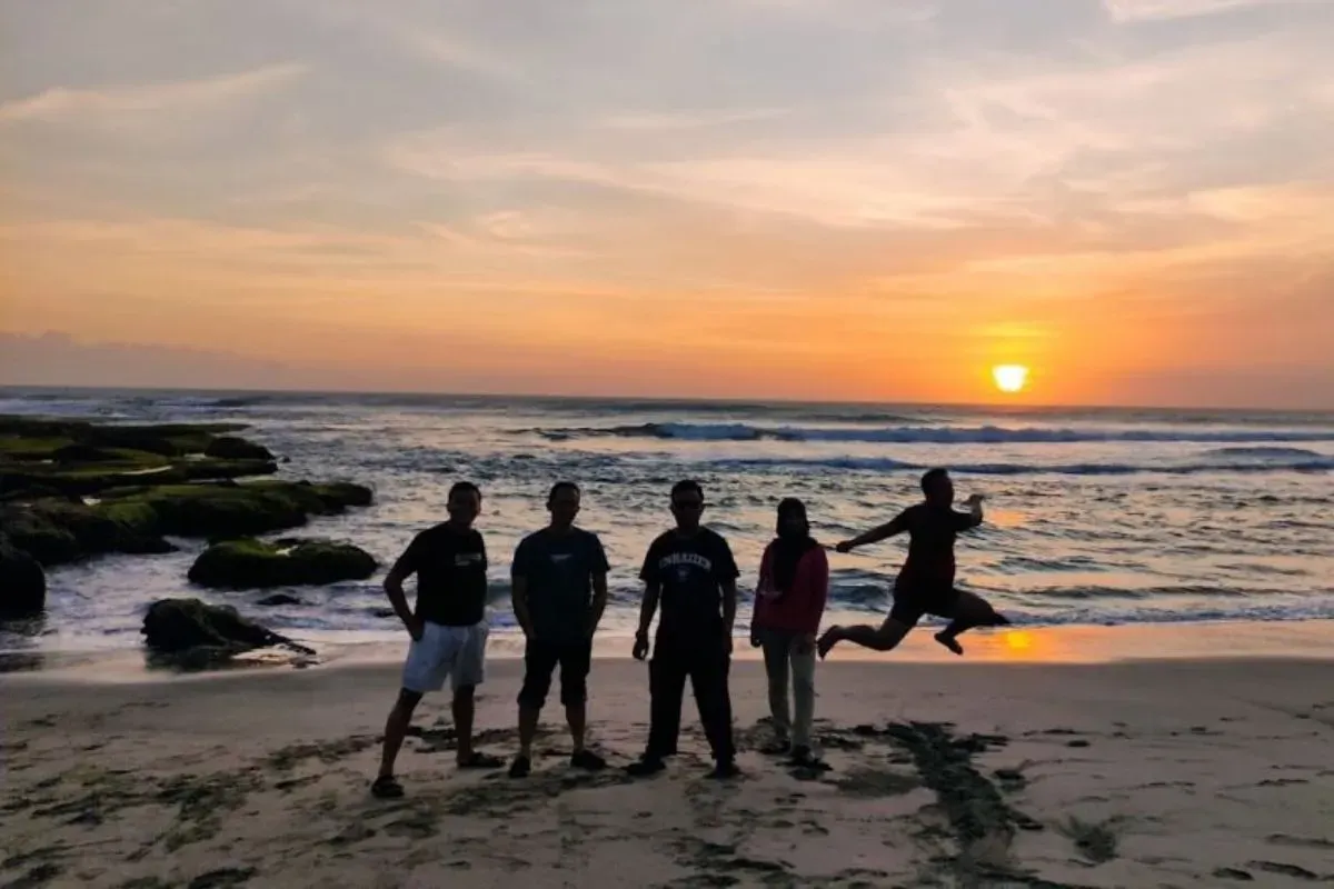 Pesona sunset di pantai Manalusu, Garut, Jawa Barat. (Sumber: google.com/maps/nova maulidian)