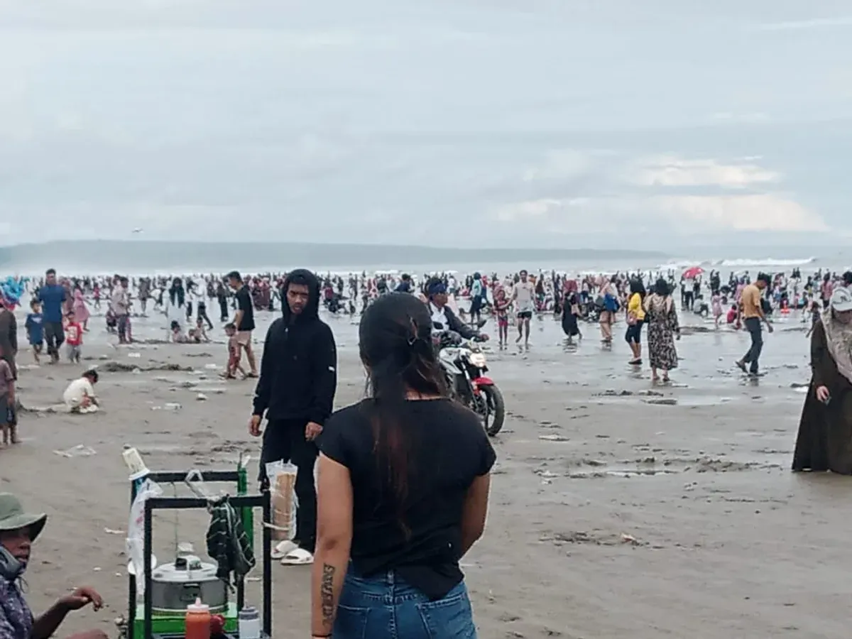 Ribuan wisatawan saat mengunjungi kawasan objek wisata pantai Lebak saat libur H+1 Lebaran. (Sumber: Dok. Balawista)
