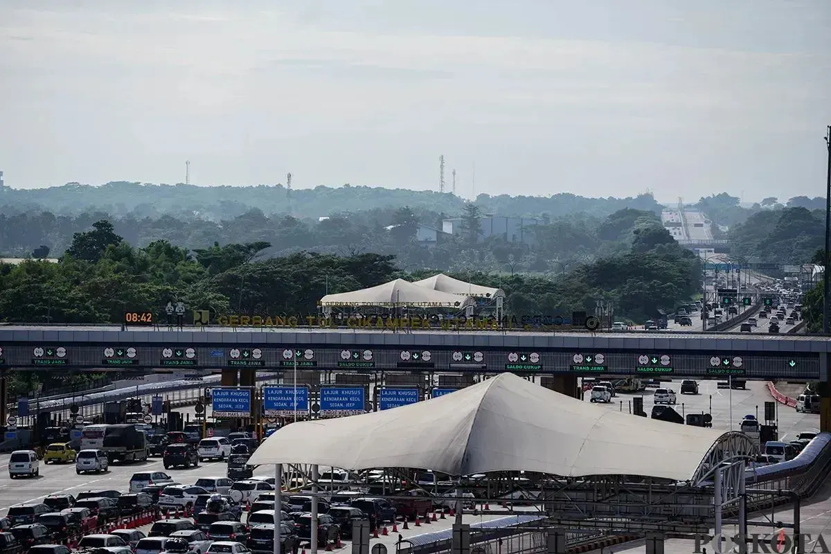 Antrean kendaraan yang didominasi mobil pribadi melaju perlahan saat memasuki Gerbang Tol Cikampek Utama, Karawang, Jawa Barat, Jumat, 28 Maret 2025. (Sumber: Poskota/Bilal Nugraha Ginanjar)