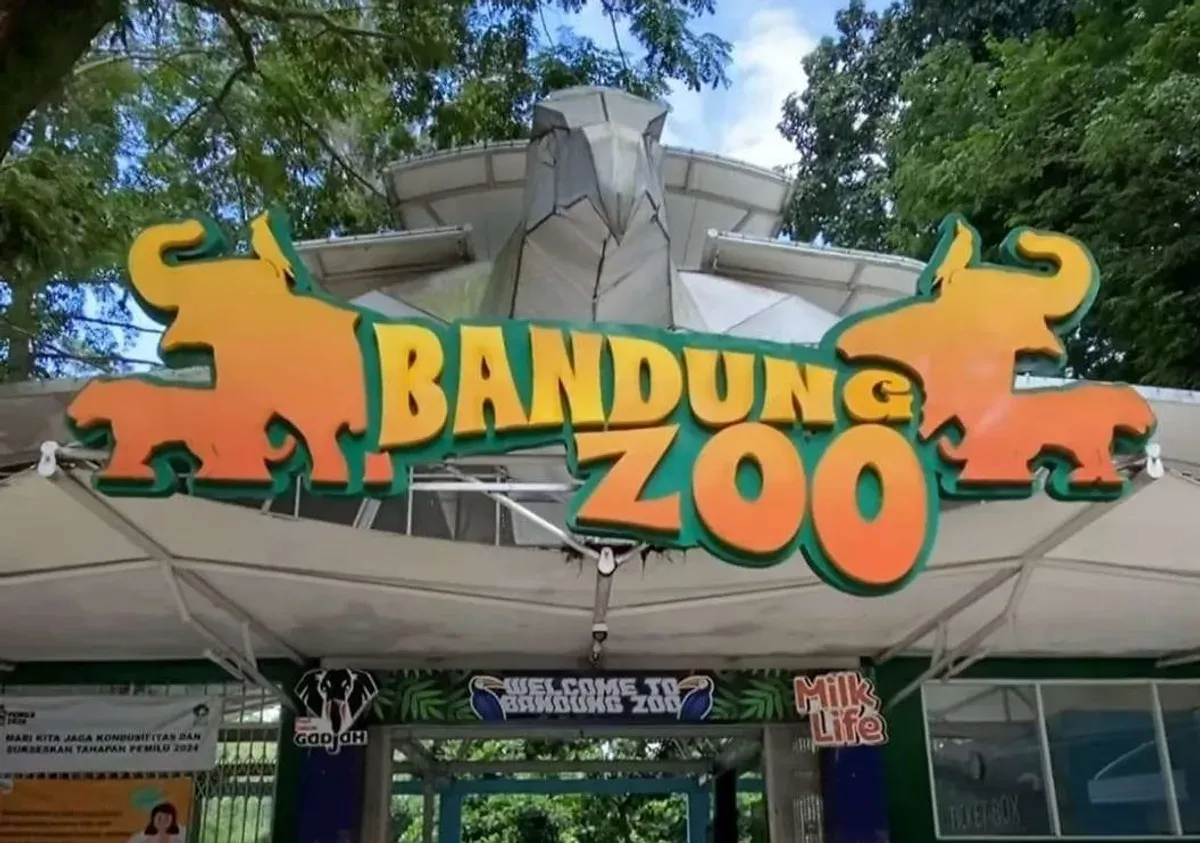 Pintu gerbang kebun binatang Bandung park zoo. (Sumber: Pinterest)