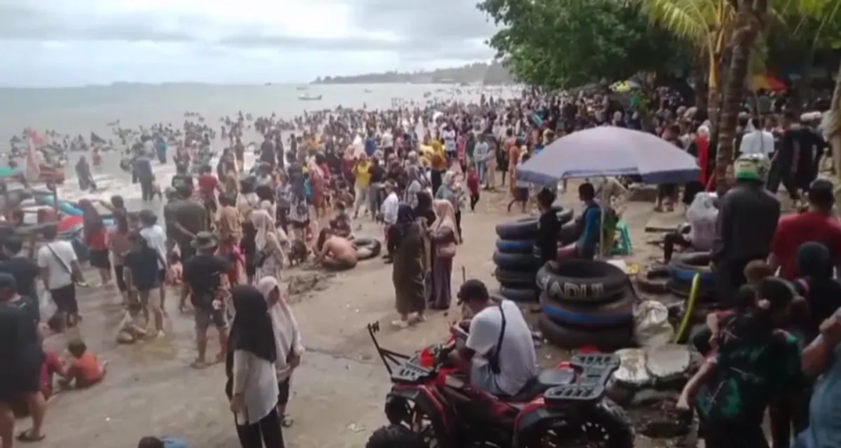 Ribuan wisatawan memadati wisata pantai di Kabupaten Lebak saat libur Idul Fitri 1446 H. (Sumber: Dok. Balawista Lebak)
