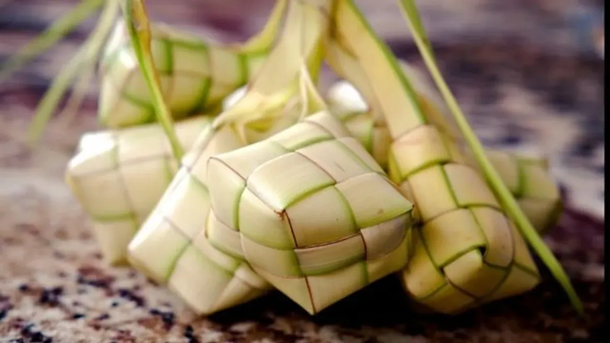 Hidangan Lebaran seperti ketupat dan opor ayam memang lezat, tapi bisa picu sembelit jika tidak diimbangi serat dan air putih. (Sumber: Pinterest)