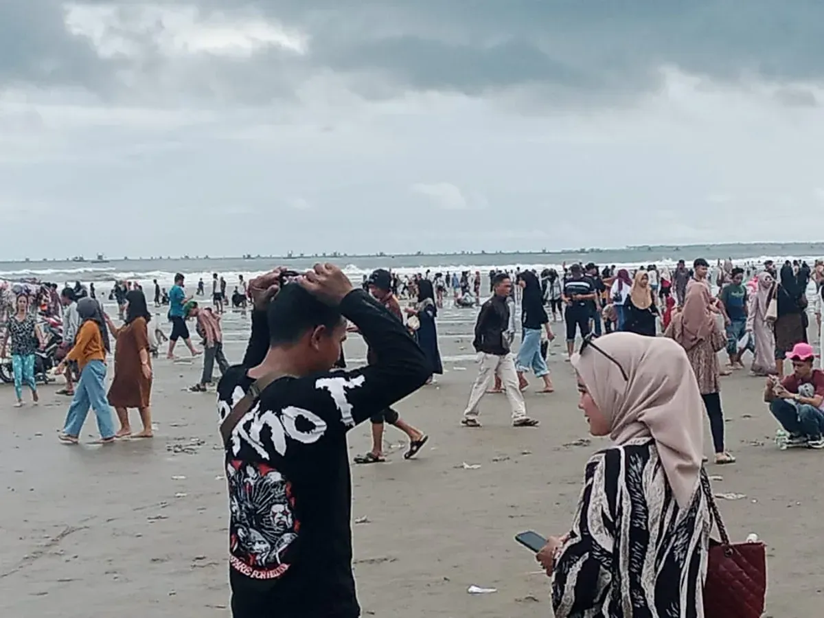 Ribuan wisatawan berlibur di Pantai Sawarna Kabupaten Lebak. (Sumber: Dok. Balawista Lebak)