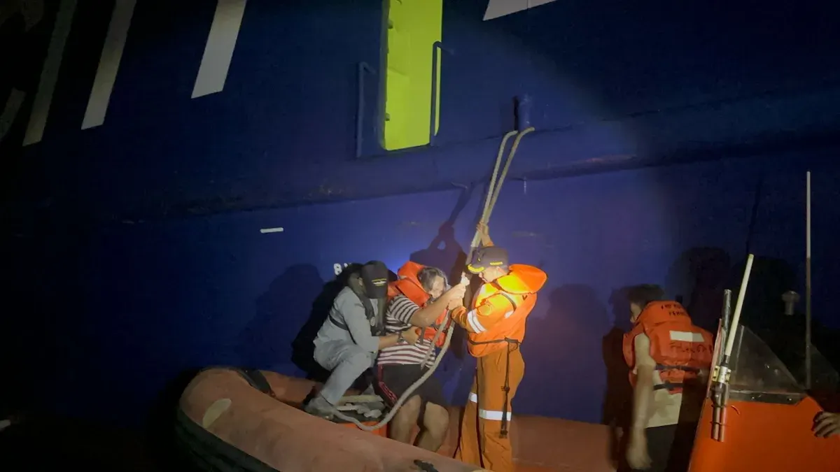 Proses evakuasi oleh Bakamla RI terhadap salah satu ABK KMP Mutiara Ferindo 2, di perairan Banten, Kamis dini hari, 3 April 2025. (Sumber: Foto/Humas Bakamla RI)
