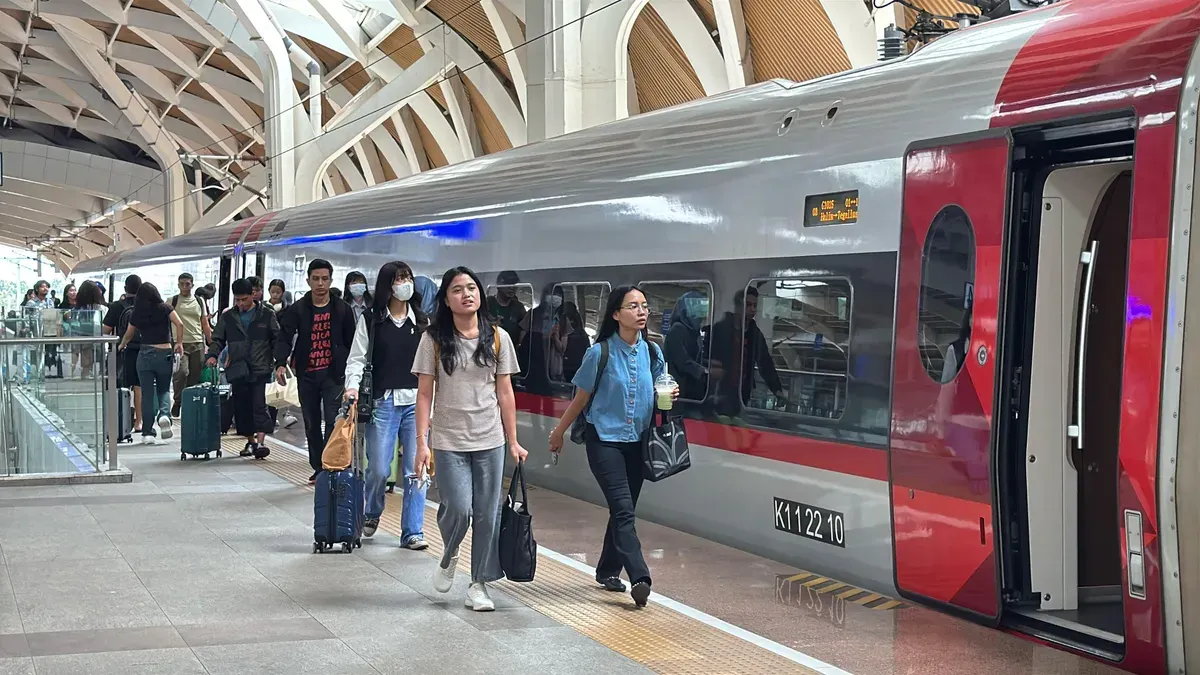 Suasana di stasiun kereta cepat Whoosh saat musim libur Idul Fitri 1446 H atau Lebaran 2025. (Sumber: Foto/PT KCIC)