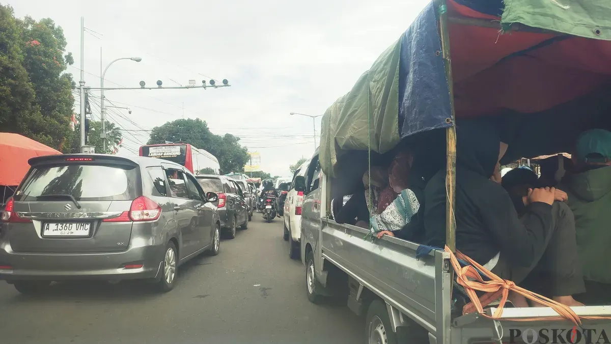 Keadaan arus lalu lintas di Jalur Pandeglang-Labuan pada Kamis siang, 3 April 2025. (Sumber: Poskota/Samsul Fatoni)