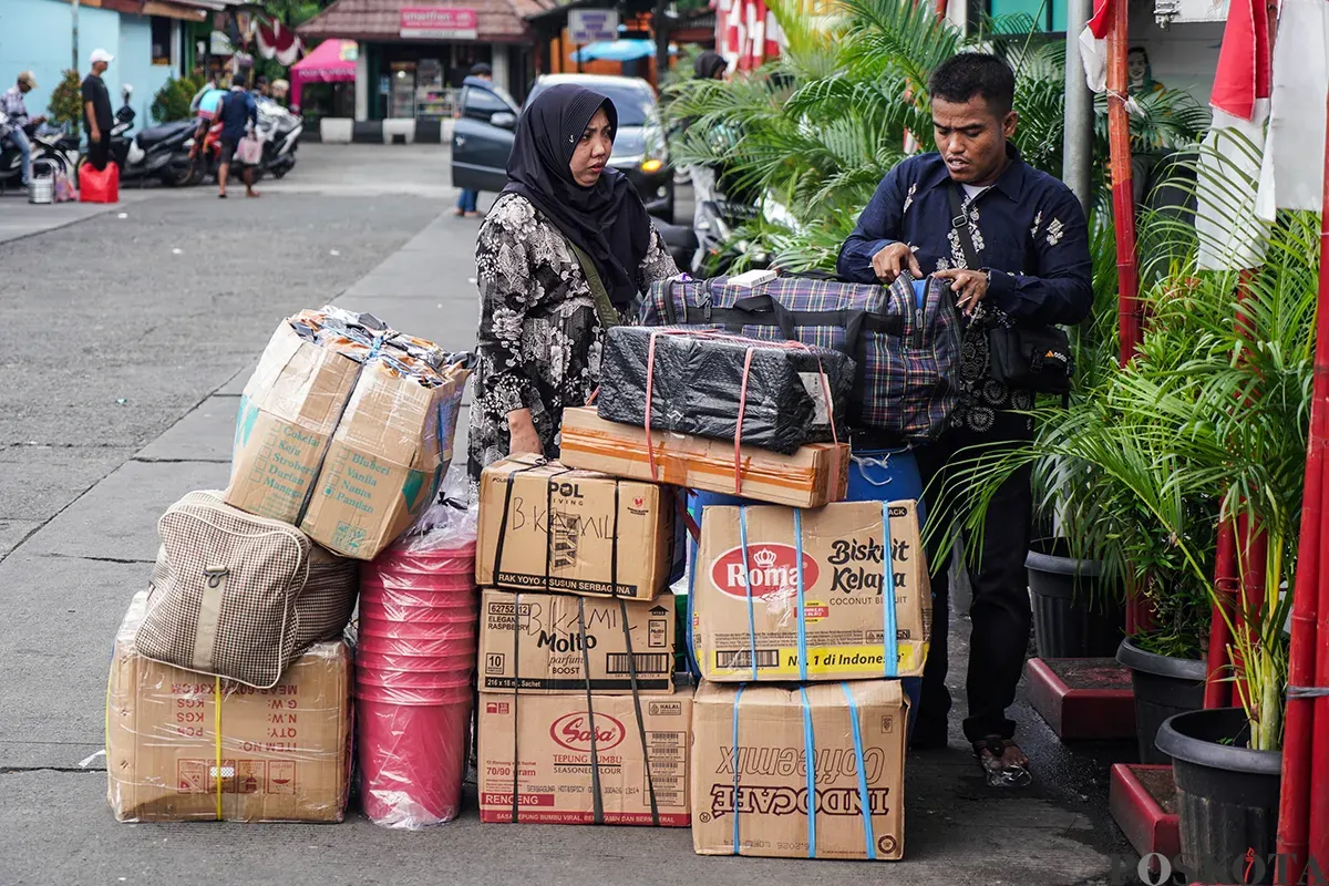 Pemudik arus balik membawa barang bawaannya di Terminal Kalideres, Jakarta Barat, Jumat, 4 April 202 (Sumber: Poskota/Bilal Nugraha Ginanjar)