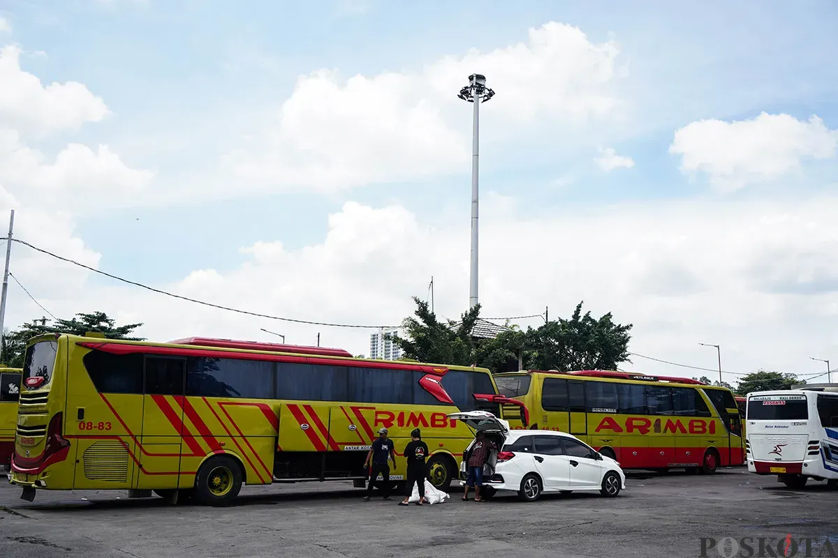 Pemudik arus balik membawa barang bawaannya di Terminal Kalideres, Jakarta Barat, Jumat, 4 April 202 (Sumber: Poskota/Bilal Nugraha Ginanjar)
