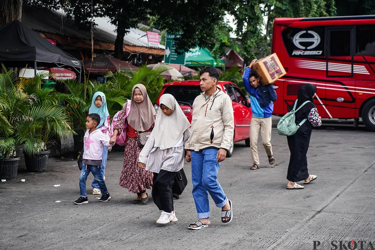 Pemudik arus balik membawa barang bawaannya di Terminal Kalideres, Jakarta Barat, Jumat, 4 April 202 (Sumber: Poskota/Bilal Nugraha Ginanjar)