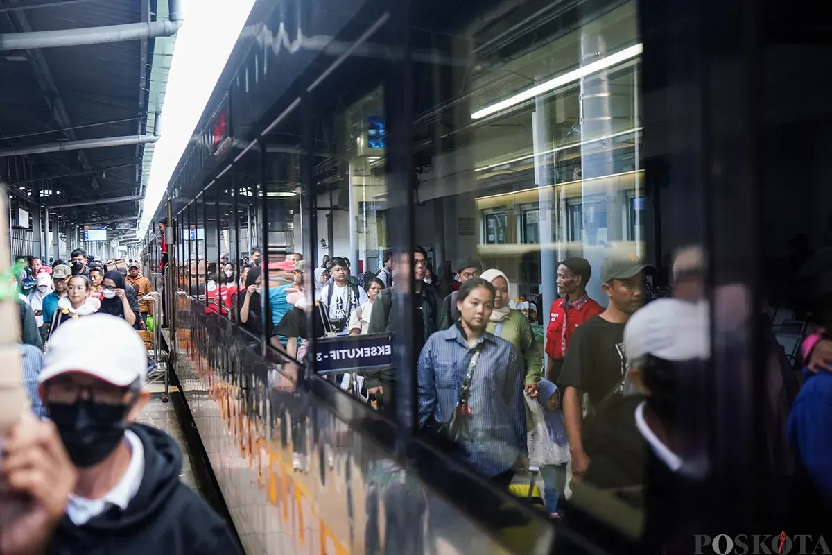 Sejumlah penumpang jasa angkutan Kereta Api Fajar Utama tujuan Solo-Jakarta tiba di Stasiun Pasar Senen, Jakarta. (Sumber: Poskota/Bilal Nugraha Ginanjar)