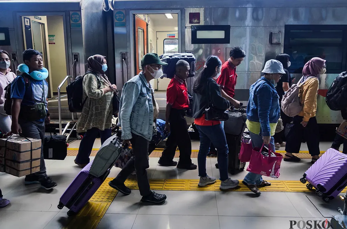 Pemudik arus balik Lebaran 2025 melalui jasa angkutan Kereta Api Fajar Utama tujuan Solo-Jakarta tiba di Stasiun Pasar Senen, Jakarta, Jum'at, 4 April 2025. (Sumber: Poskota/Bilal Nugraha Ginanjar)