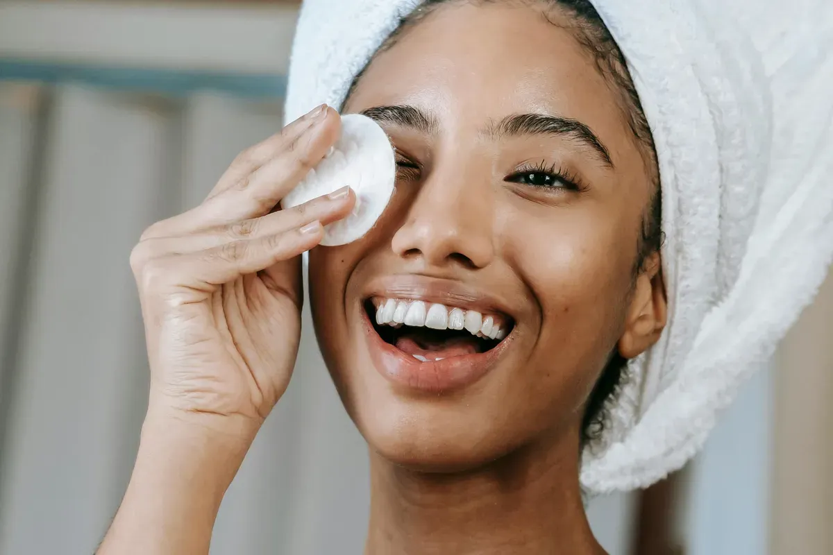 Cara membuat toner alami untuk kecilkan pori-pori. (Sumber: Pexels/Sora Shimazaki)