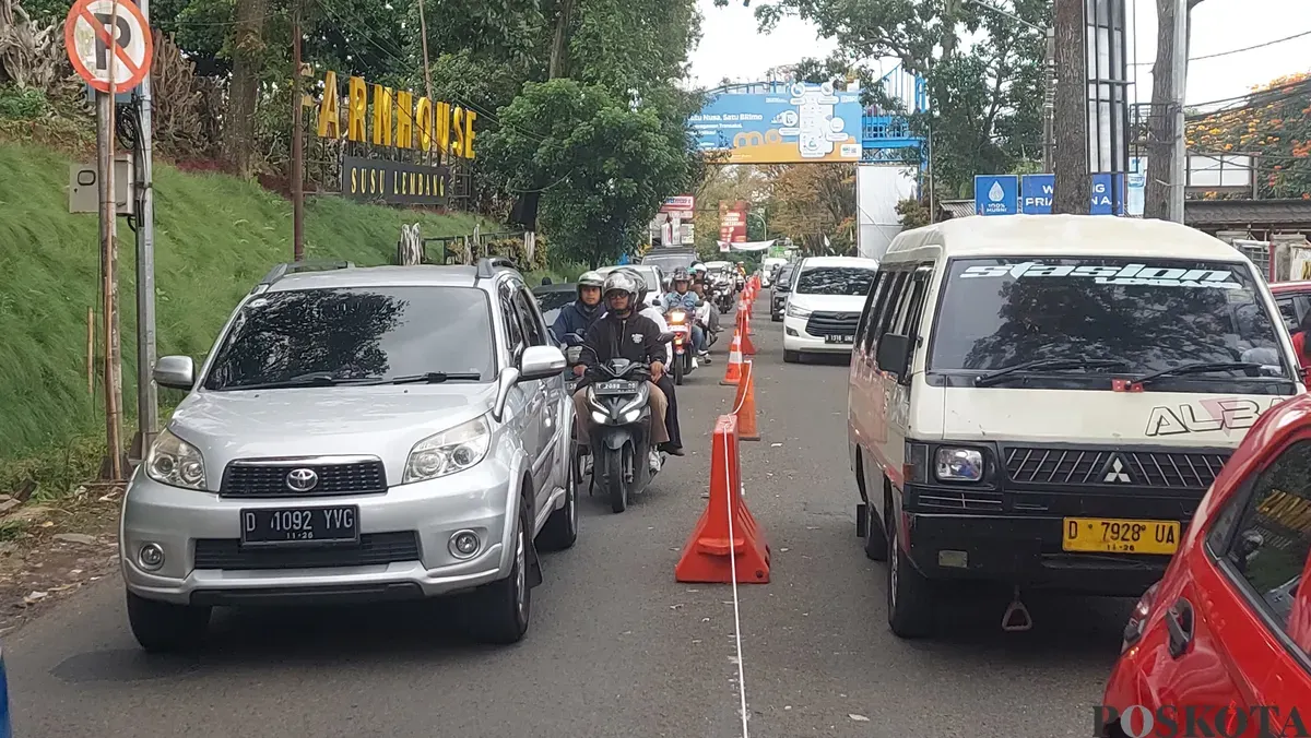 Suasana arus lalu lintas di kawasan wisata Lembang, Kabupaten Bandung Barat, Kamis 3 April 2025. (Sumber: Poskota/Gatot Poedji Utomo)