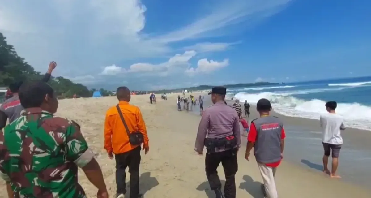 Tim Balawista Lebak bersama tim SAR melakukan proses pencarian korban terseret ombak laut di Pantai Goa Langir. (Sumber: Dok. Balawista Lebak)