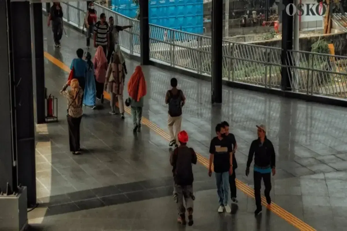 Aktivitas warga saat berada di Jembatan Multiguna Dukuh Atas, Setia Budi, Jakarta Selatan. Pemerintah melalui Dukcapil menyebut sejumlah ketentuan yang wajib dipenuhi bagi pendatang baru di Kota Jakarta. (Sumber: Poskota/Ahmad Tri Hawaari)