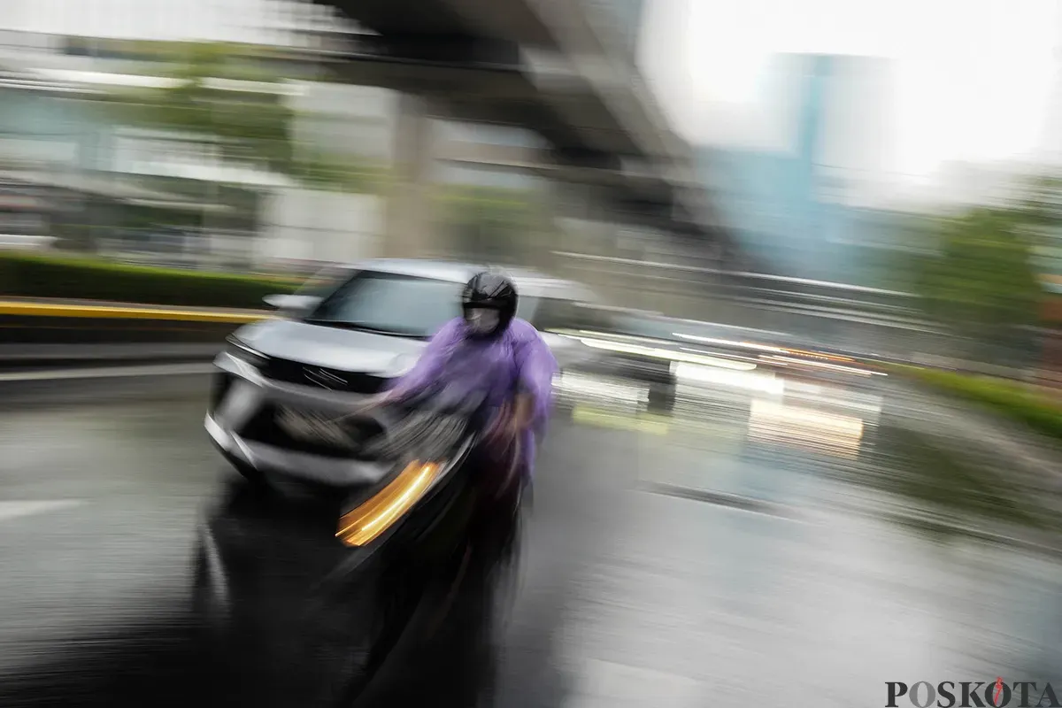 Pengendara sepeda motor menorobos hujan di Jalan Kuningan, Jakarta Selatan, Sabtu, 5 April 2025. (Sumber: Poskota/Bilal Nugraha Ginanjar)