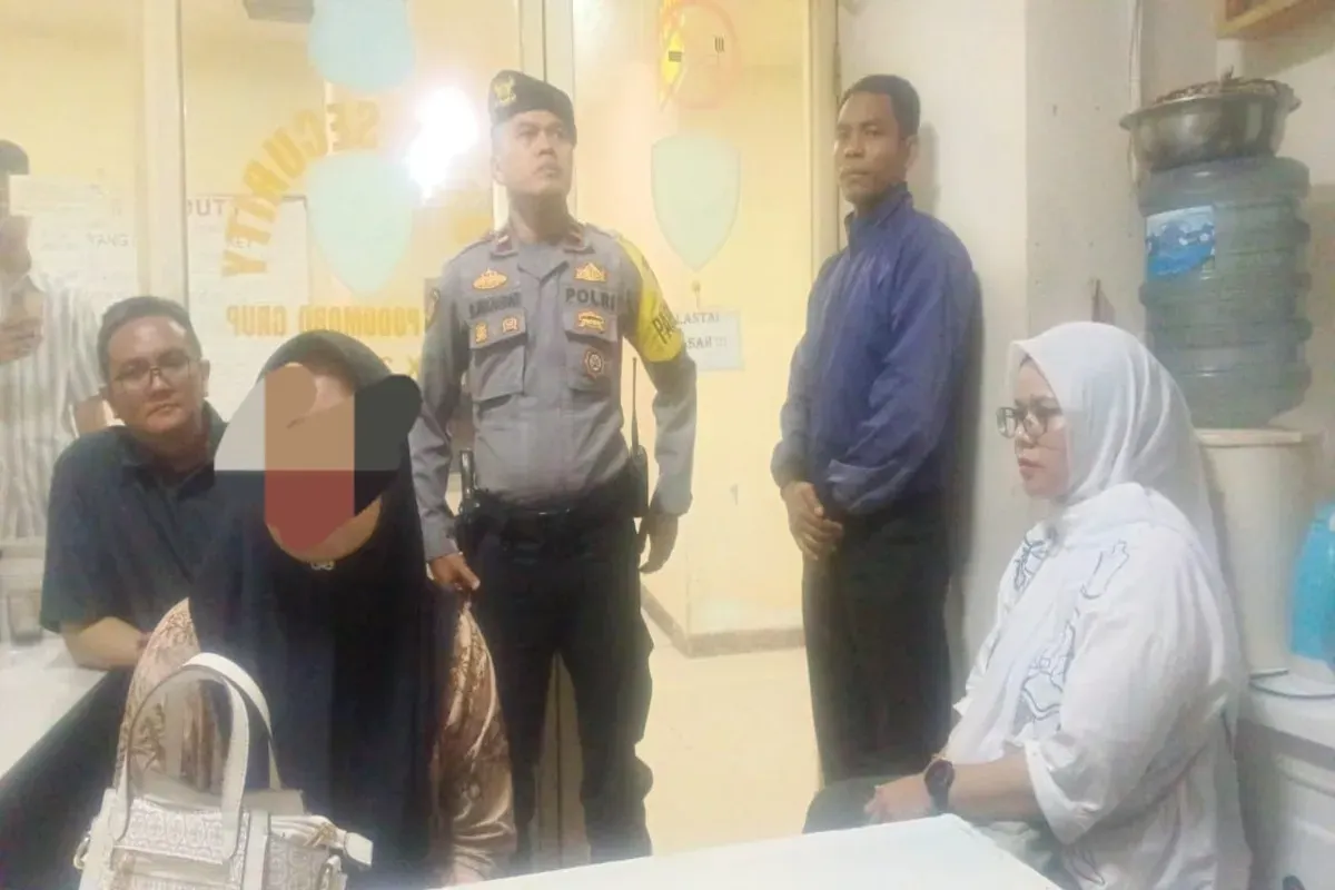 ART di Jakarta Selatan berinisial WKS (kiri) diamankan usai mencuri uang majikan sebanyak puluhan juta rupiah. Ia diciduk saat melakukan perawatan kecantikan pada salah satu salon di sebuah Mal wilayah Jakarta Barat. (Sumber: Dok. Polsek Tambora)