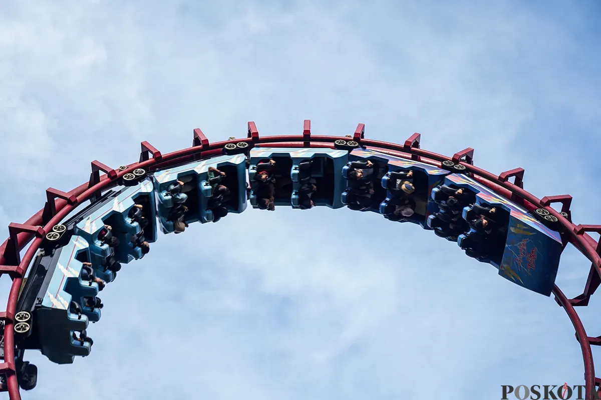 Pengunjung menikmati sejumlah wahana permaianan di Dunia Fantasi (Dufan), Taman Impian Jaya Ancol, Jakarta, Sabtu, 5 April, 2025. (Sumber: Poskota/Bilal Nugraha Ginanjar)