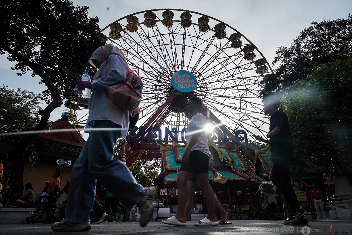 Pengunjung menikmati sejumlah wahana permaianan di Dunia Fantasi (Dufan), Taman Impian Jaya Ancol, Jakarta, Sabtu, 5 April, 2025. (Sumber: Poskota/Bilal Nugraha Ginanjar)