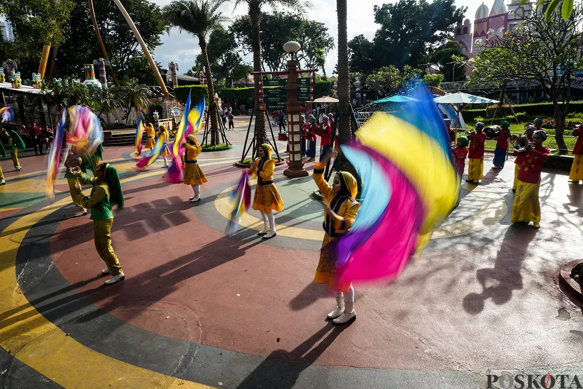 Pengunjung menikmati sejumlah wahana permaianan di Dunia Fantasi (Dufan), Taman Impian Jaya Ancol, Jakarta, Sabtu, 5 April, 2025. (Sumber: Poskota/Bilal Nugraha Ginanjar)