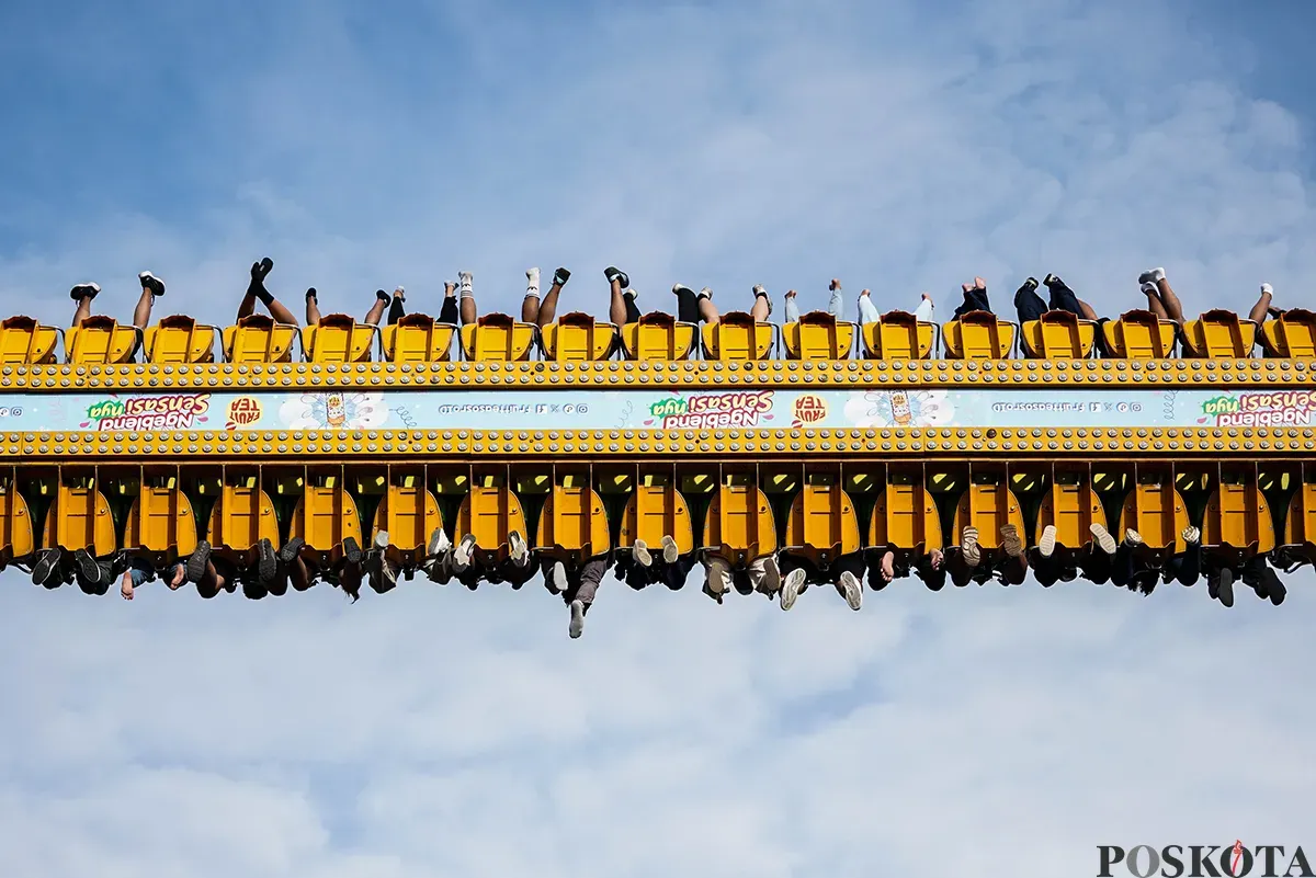 Pengunjung menikmati sejumlah wahana permaianan di Dunia Fantasi (Dufan), Taman Impian Jaya Ancol, Jakarta, Sabtu, 5 April, 2025. (Sumber: Poskota/Bilal Nugraha Ginanjar)