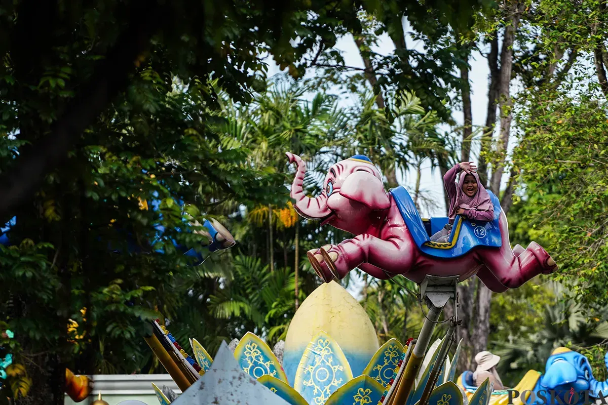 Pengunjung menikmati sejumlah wahana permaianan di Dunia Fantasi (Dufan), Taman Impian Jaya Ancol, Jakarta, Sabtu, 5 April, 2025. (Sumber: Poskota/Bilal Nugraha Ginanjar)
