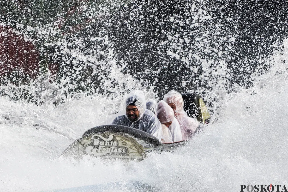 Pengunjung menikmati sejumlah wahana permaianan di Dunia Fantasi (Dufan), Taman Impian Jaya Ancol, Jakarta, Sabtu, 5 April, 2025. (Sumber: Poskota/Bilal Nugraha Ginanjar)