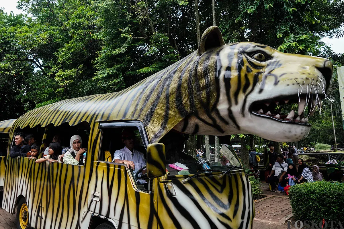 Pengunjung menyaksikan aneka jenis hewan saat mengisi masa libur Lebaran 2025 di Taman Margasatwa Ragunan, Jakarta Selatan, Sabtu, 5 April 2025. (Sumber: Poskota/Bilal Nugraha Ginanjar)