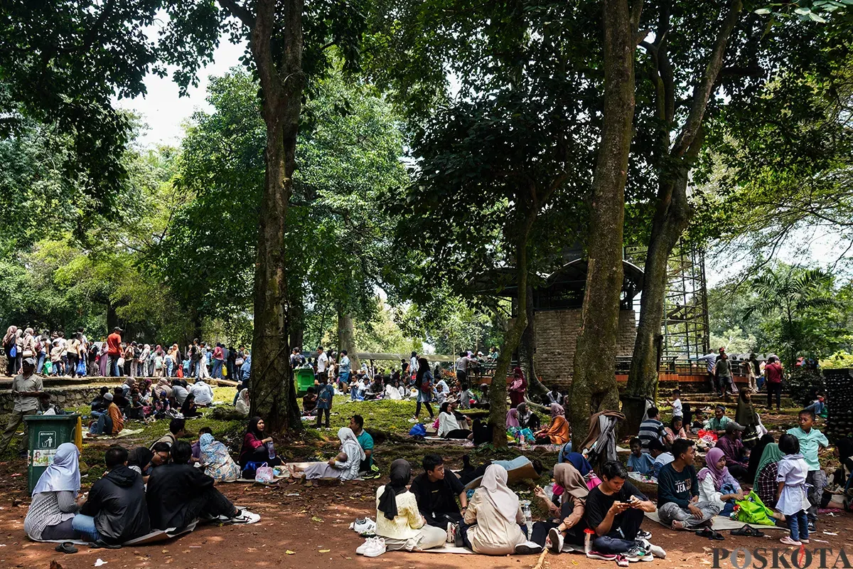 Pengunjung menyaksikan aneka jenis hewan saat mengisi masa libur Lebaran 2025 di Taman Margasatwa Ragunan, Jakarta Selatan, Sabtu, 5 April 2025. (Sumber: Poskota/Bilal Nugraha Ginanjar)