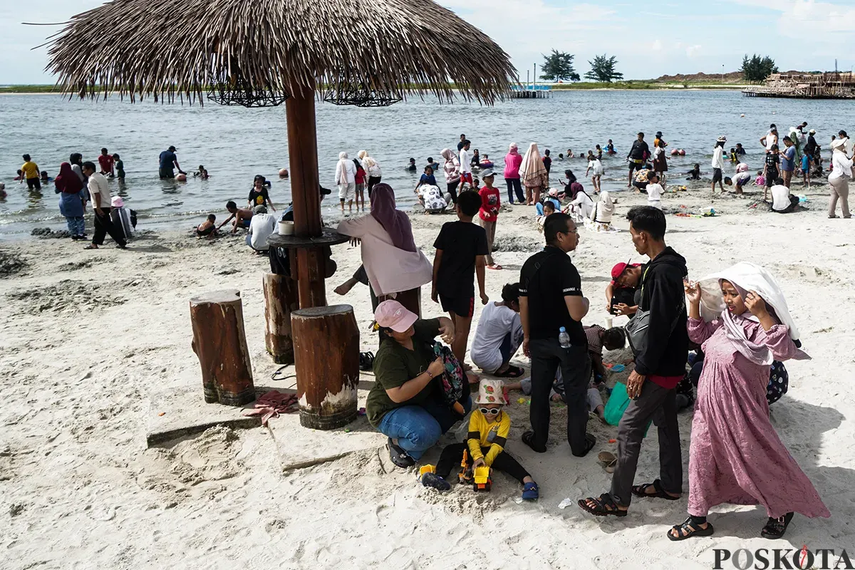 Ribuan pengunjung menikmati wisata air bersama sanak keluarga di kawasan wisata Pantai Lagoon Ancol, Jakarta, Sabtu, 5 April 2025. (Sumber: Poskota/Bilal Nugraha Ginanjar)